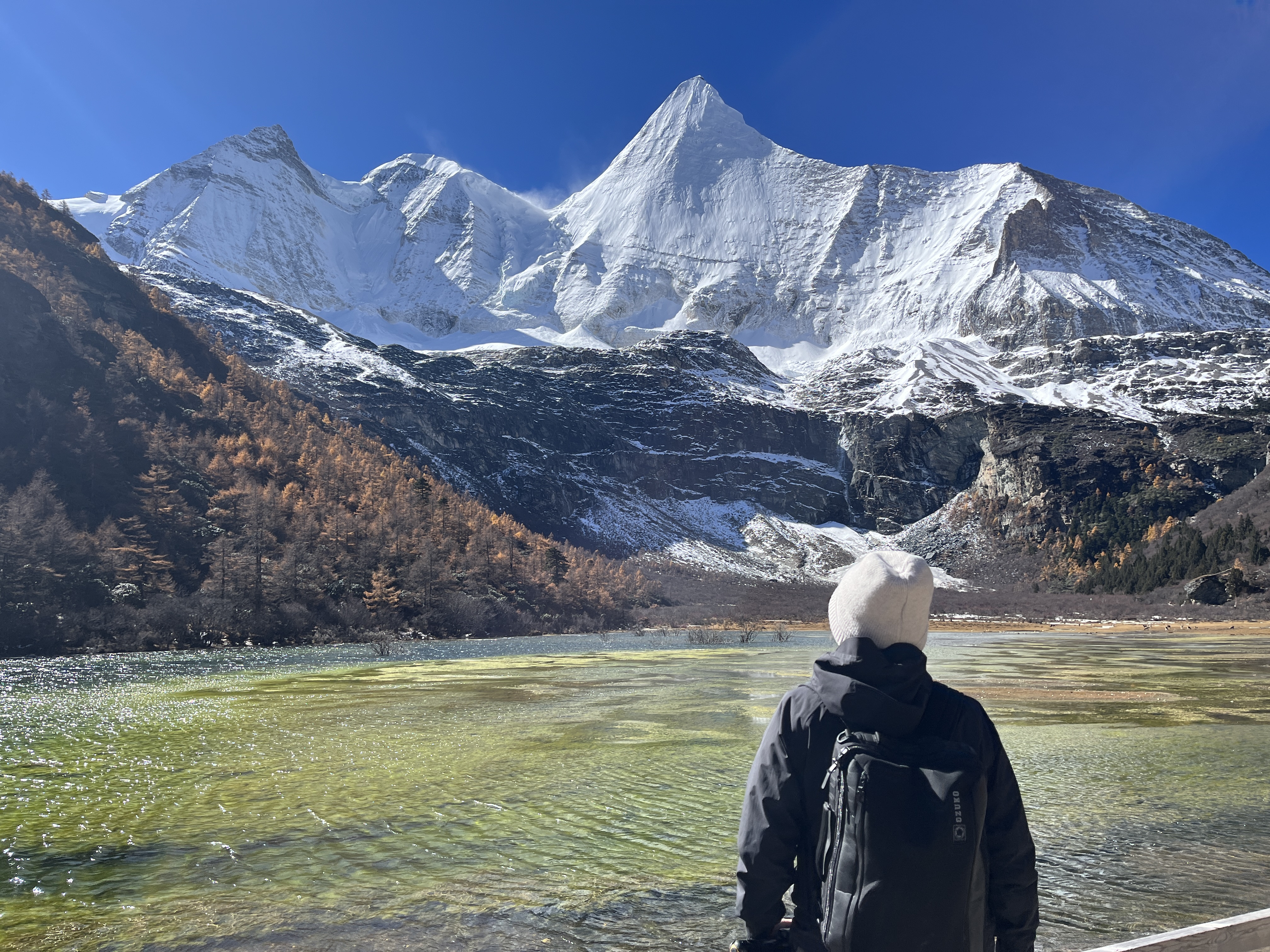 雪山、湖泊和远行中的背影