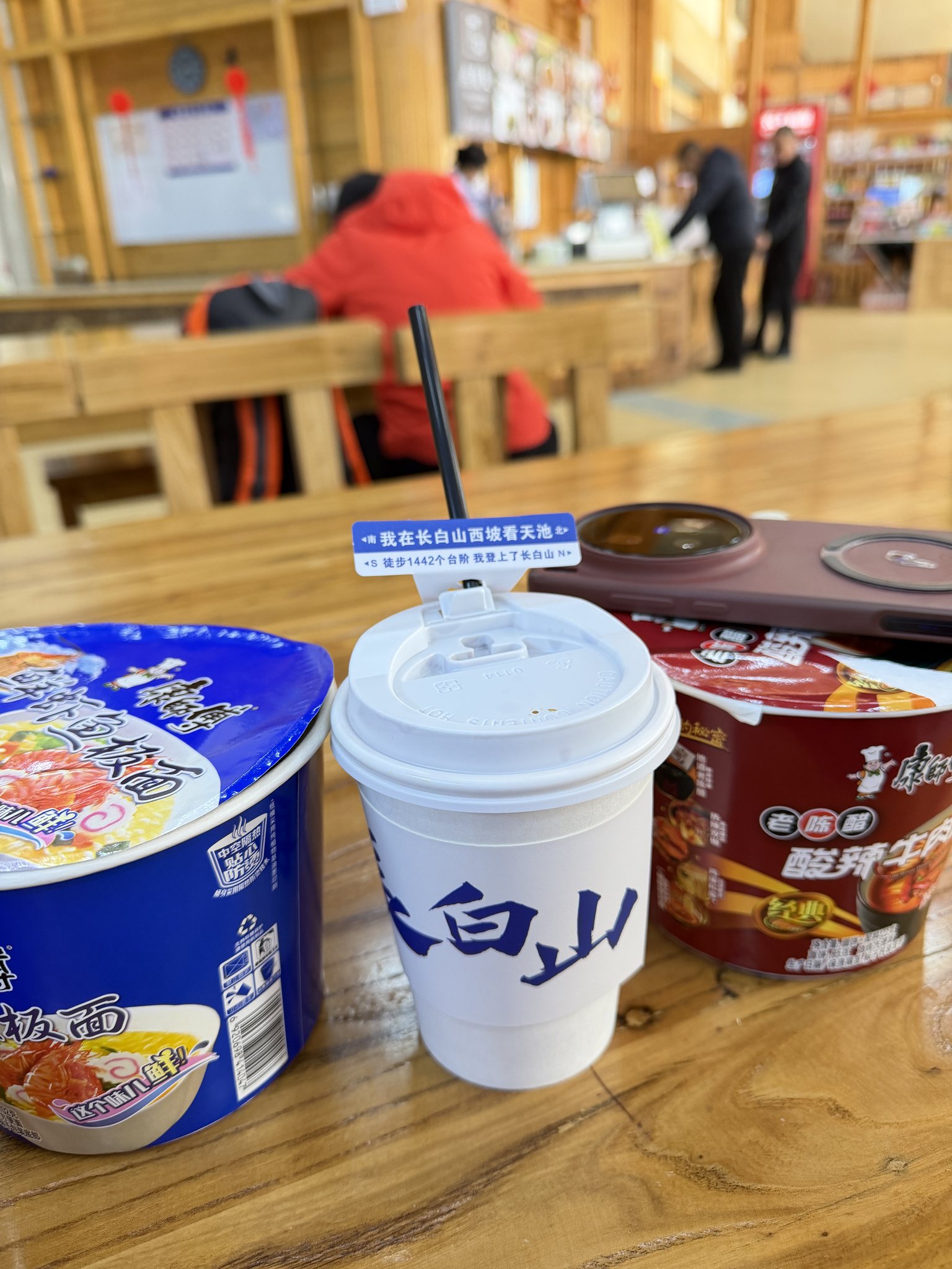 飲み物とお菓子がテーブルに並ぶ